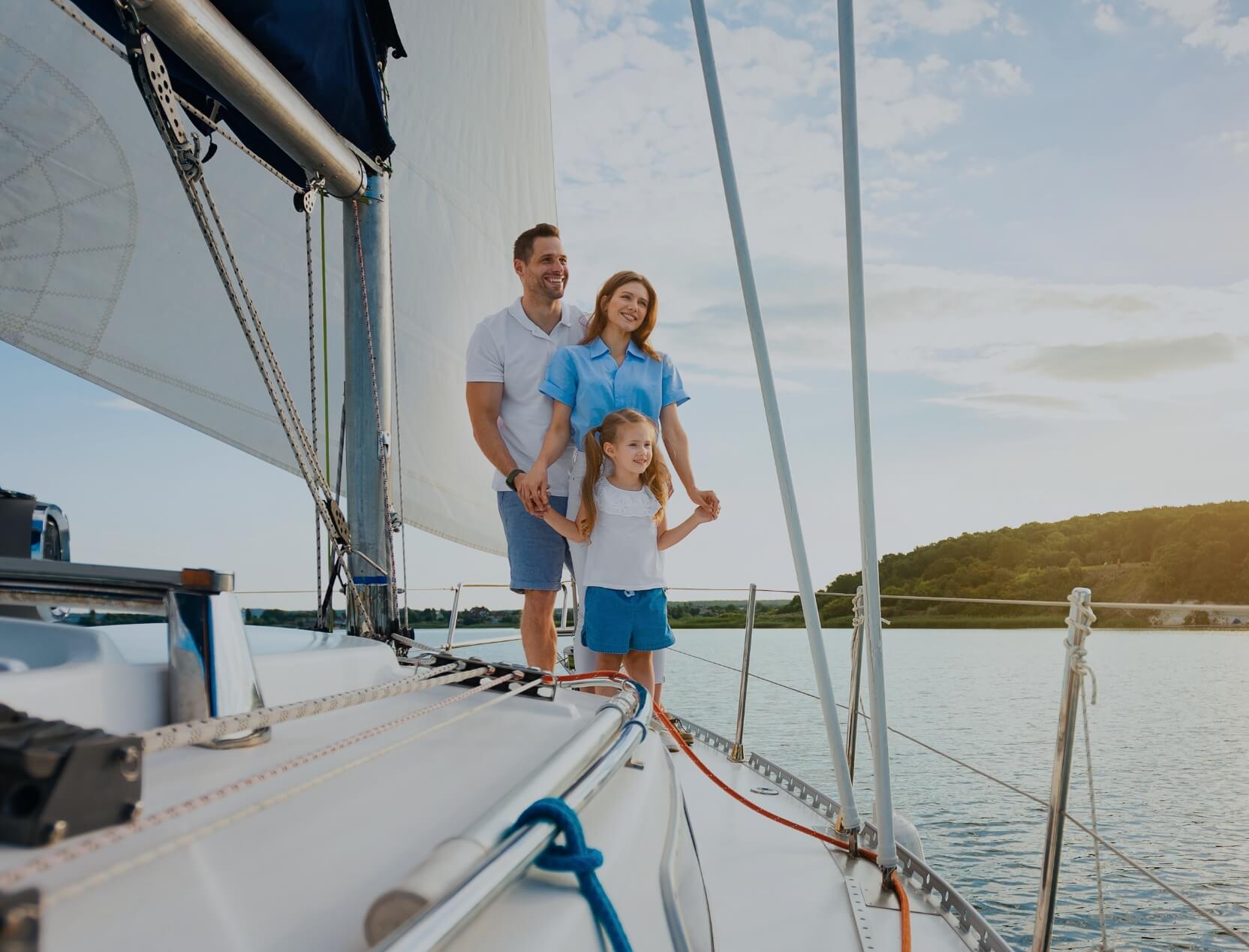 Familia a bordo de un velero